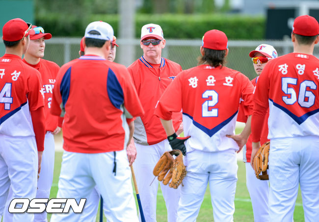 KIA 맷 윌리엄스 감독이 선수들과 함께 미팅을 하고 있다.  / soul1014@osen.co.kr