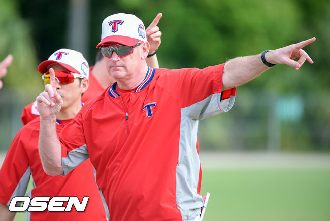 KIA 맷 윌리엄스 감독이 선수들에게 훈련을 지시하고 있다.   / soul1014@osen.co.kr