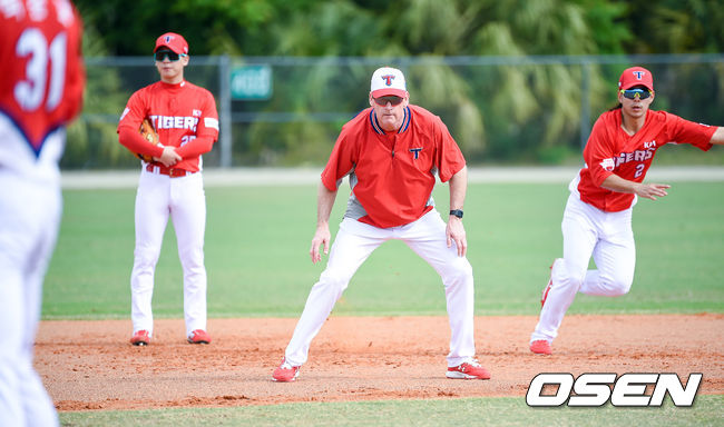 KIA 맷 윌리엄스 감독이 선수들의 수비훈련에 직접 참여하고 있다. /  soul1014@osen.co.kr