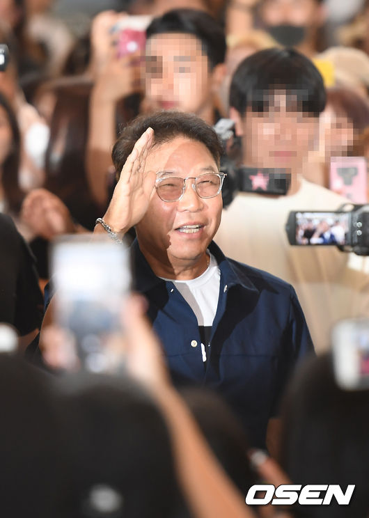SM 이수만 회장이 출국장으로 향하고 있다, /youngrae@osen.co.kr  