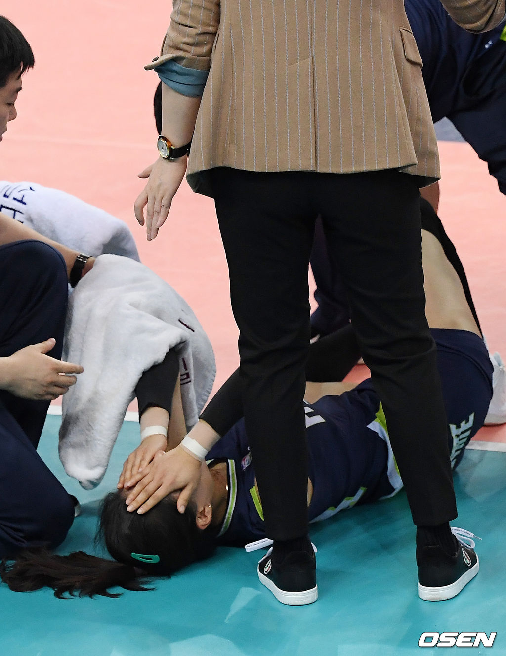 4세트, 현대건설 김연견이 부상으로 고통을 호소하고 있다. /rumi@osen.co.kr