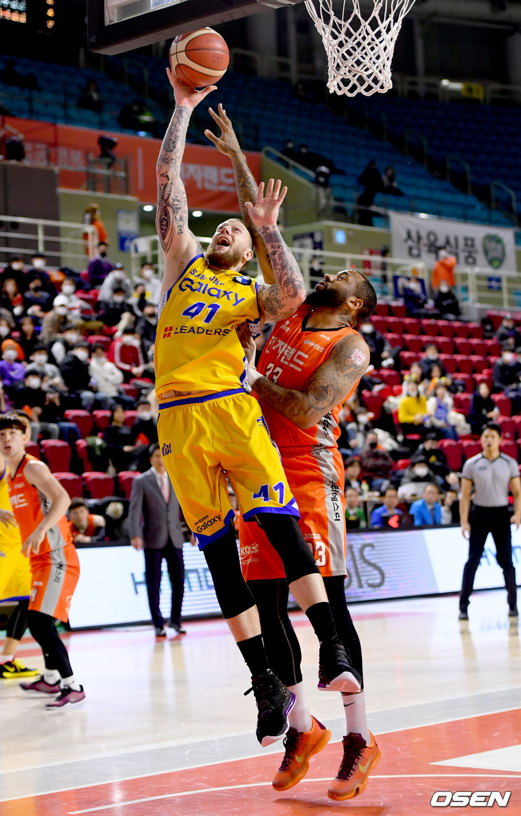 6일 오후 인천 삼산월드 체육관에서 ‘2019-2020 현대모비스 프로농구’ 인천 전자랜드와 서울삼성의 경기가 열렸다.2쿼터, 삼성 닉 미네라스가 골밑 슛을 하고있다. /ksl0919@osen.co.kr