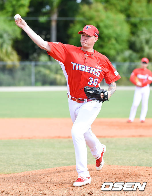 KIA 브룩스가 수비 훈련 중 투구하고 있다. /  soul1014@osen.co.kr