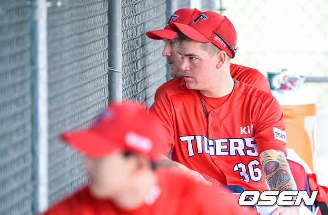 KIA 브룩스가 동료들의 불펜훈련을 지켜보고 있다. /  soul1014@osen.co.kr