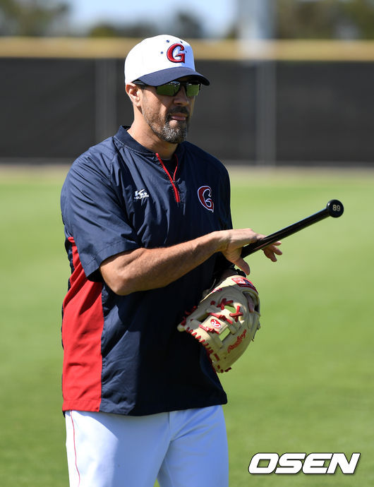 롯데 라이언 롱 타격 코치가 훈련 중인 선수들을 바라바고 있다. /sunday@osen.co.kr