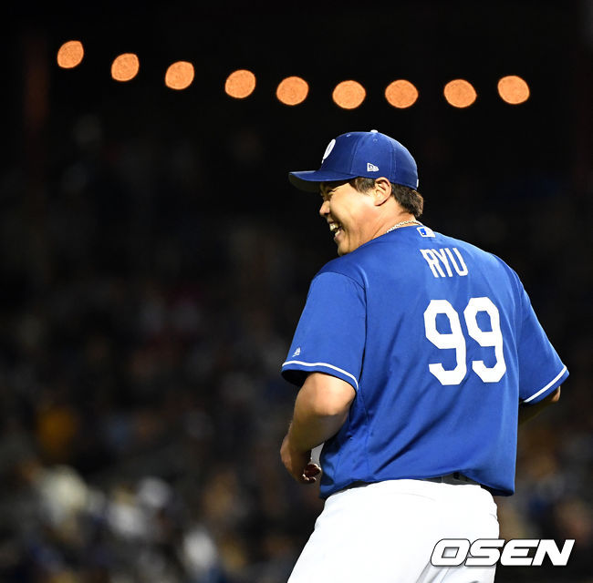 류현진이 미소짓고 있다. /jpnews@osen.co.kr