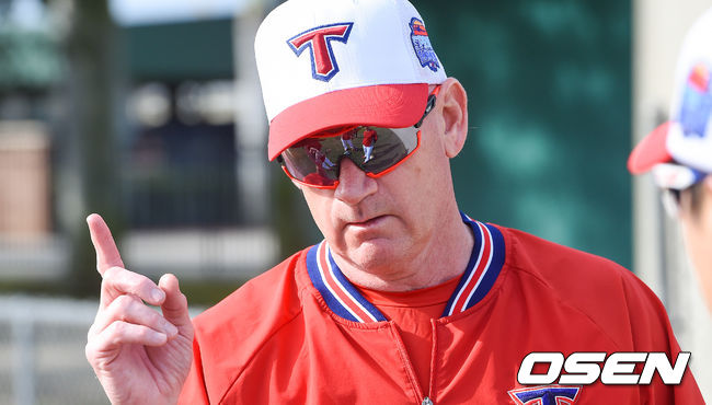 KIA 맷 윌리엄스가 감독이 코치들과 이야기를 나누고 있다.. / soul1014@osen.co.kr