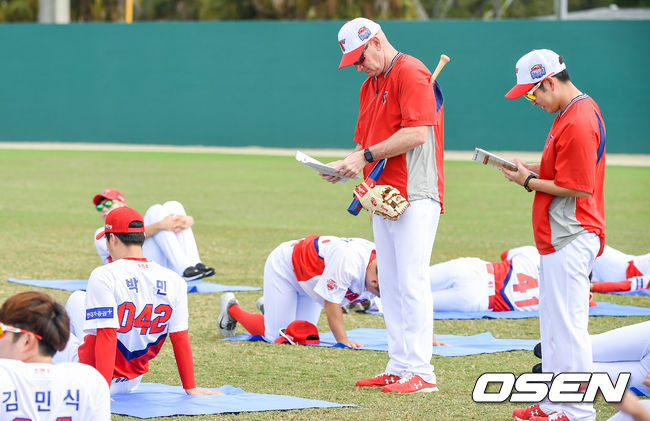 KIA 맷 윌리엄스 감독이 선수들의 훈련을 지켜보고 있다. / soul1014@osen.co.kr