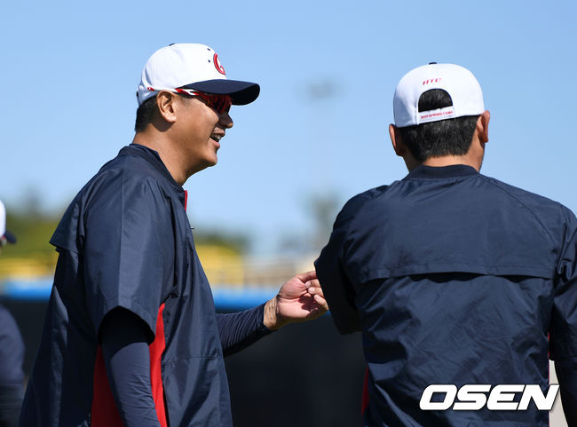 롯데 이대호가 선수들과 이야기를 나누고 있다. /sunday@osen.co.kr