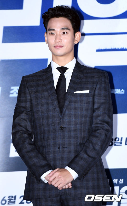 배우 김수현이 포토타임을 갖고 있다. /pjmpp@osen.co.kr