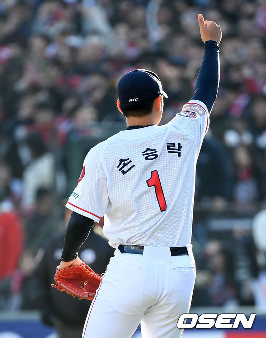 이로써 롯데는 전날(23일) 열린 개막전 4-7 패배를 설욕하면서 시리즈 1승1패 균형을 맞췄다.경기 종료 후 롯데 손승락이 환호하고 있다./sunday@osen.co.kr