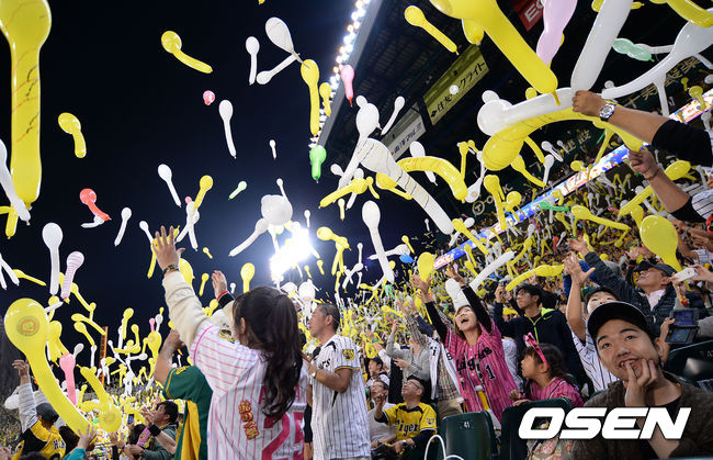 한신 타이거즈 팬들이 제트 풍선을 날리고 있다./OSEN DB