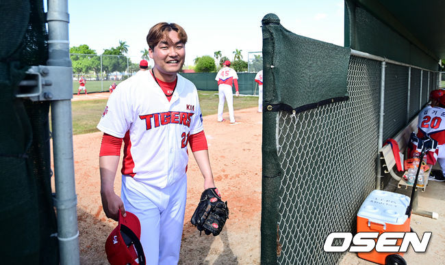 KIA 홍상삼이 훈련을 마친뒤 미소 지으며 훈련장을 나서고 있다. / soul1014@osen.co.kr