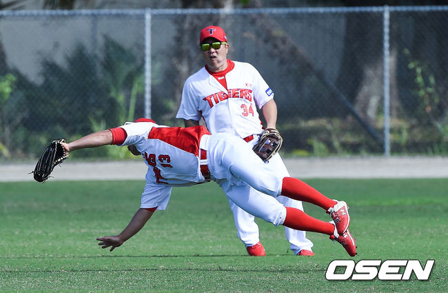 KIA 이창진이 수비훈련에서 몸을 날려서 공을 잡아내고 있다. / soul1014@osen.co.kr