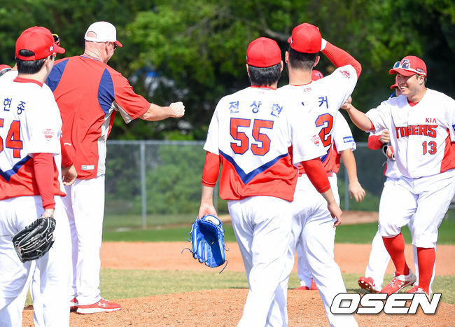 호수비 펼친 이창진이 맷 윌리엄스 감독과 하이파이브를 하고 있다./ soul1014@osen.co.kr