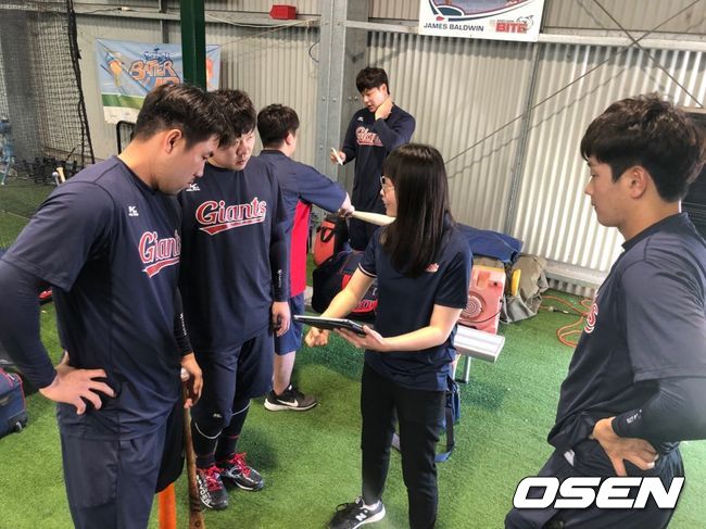 R&D팀의 데이터 분석 결과를 확인하는 롯데 선수들. /jhrae@osen.co.kr