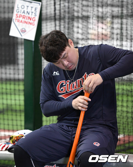 롯데 안치홍이 방망이 노브에 덧붙여 발사각, 스윙 속도 등을 측정하는 ‘블라스트 모션’을 장착하고 있다. /sunday@osen.co.kr