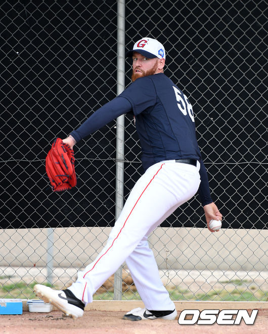 롯데 댄 스트레일리가 불펜 피칭을 하고 있다. /sunday@osen.co.kr