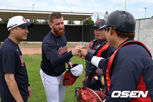 불펜 피칭을 마친 롯데 댄 스트레일리가 포수들과 이야기를 나누고 있다. /sunday@osen.co.kr
