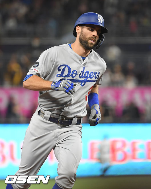 2회초 다저스 선두타자 테일러가 동점 솔로홈런을 날리고 베이스를 돌고 있다. / soul1014@osen.co.kr