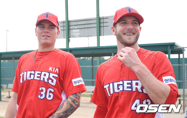 KIA 브룩스와 가뇽이 훈련중 미소 짓고 있다./  soul1014@osen.co.kr