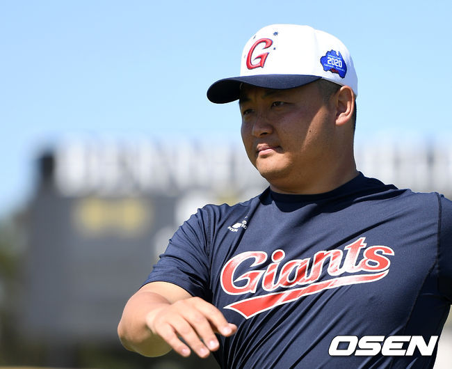 롯데 행크 콩거 코치가 그라운드를 바라보고 있다. /sunday@osen.co.kr