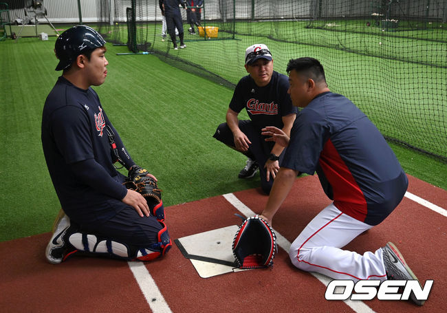롯데 행크 콩거 코치가 지성준을 지도하고 있다. /sunday@osen.co.kr
