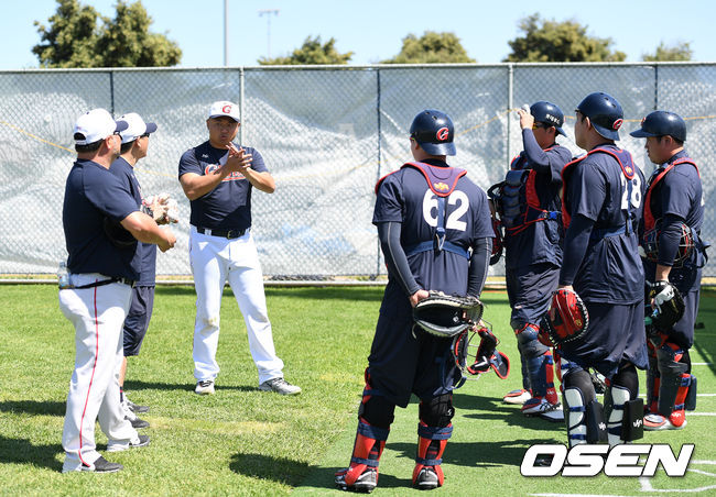 롯데 행크 콩거 코치가 포수진을 지도하고 있다. /sunday@osen.co.kr
