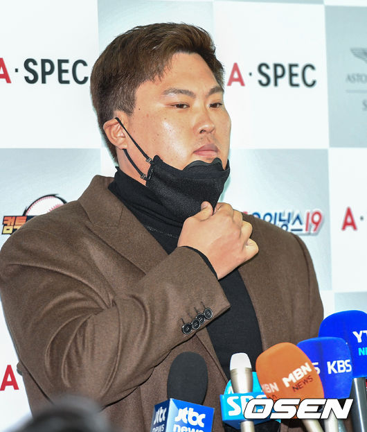 류현진이 출국을 앞두고 취재진과 인터뷰를 준비하고 있다. /dreamer@osen.co.kr