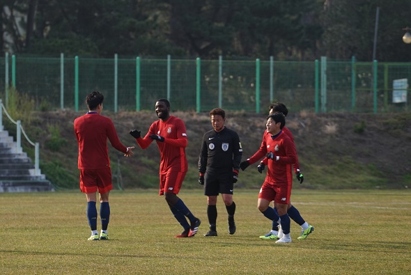 연습 경기에서 골을 터뜨린 수쿠타-파수. [사진] 서울 이랜드 제공