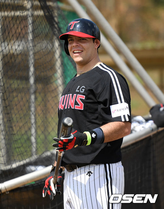 LG 라모스가 타격 훈련 중 미소를 짓고 있다. /sunday@osen.co.kr