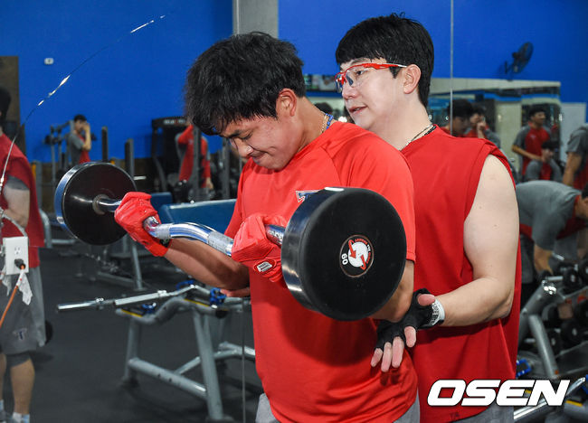 양현종이 임기영의 팔꿈치를 잡아주고 있다. / soul1014@osen.co.kr