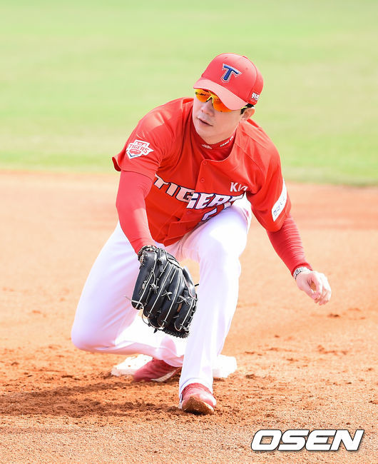KIA 양현종이 투수진들의 견제 훈련때 1루 수비를 보며 훈련을 돕고 있다. / soul1014@osen.co.kr