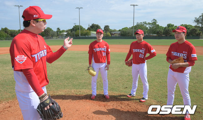 KIA 양현종이 후배 하준영, 백미카엘, 김기훈에게 견제훈련을 방법을 가르쳐 주고 있다. / soul1014@osen.co.kr