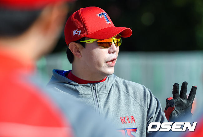 양현종이 동료들과 이야기를 나누고 있다. / soul1014@osen.co.kr