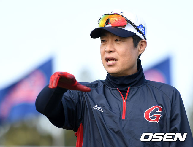 롯데 허문회 감독이 선수들과 훈련전 미팅을 갖고 있다. /sunday@osen.co.kr