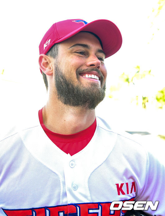 터커가 인터뷰 중 미소 짓고 있다. / soul1014@osen.co.kr