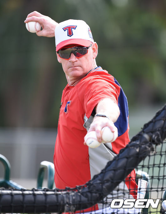 KIA 맷 윌리엄스가 배팅볼을 던지고 있다./ soul1014@osen.co.kr