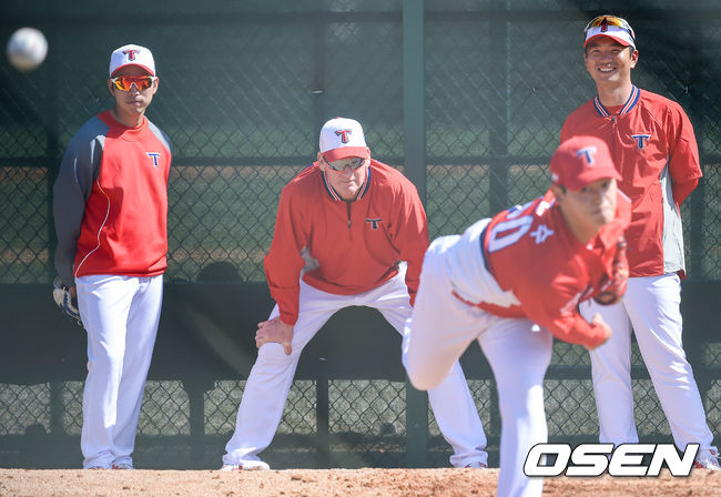 맷 윌리엄스 감독이 김현수의 불펜피칭을 바라보고 있다. / soul1014@osen.co.kr