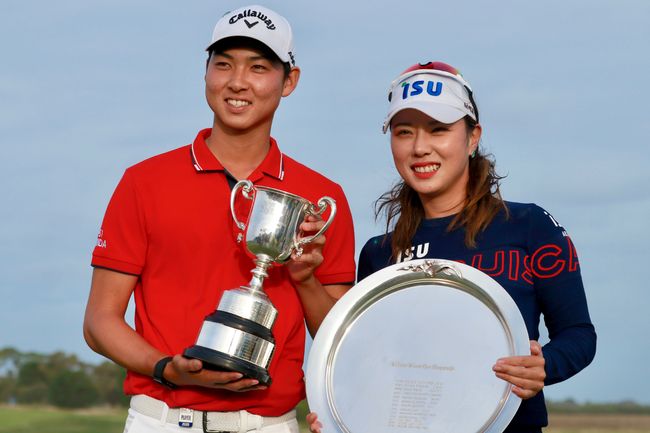 LPGA 투어 한국 선수 올 시즌 첫 우승자 박희영(오른쪽)이 유러피언투어에서 생애 첫 우승을 기록한 이민우와 나란히 포즈를 취했다. /Golf Australia 제공.