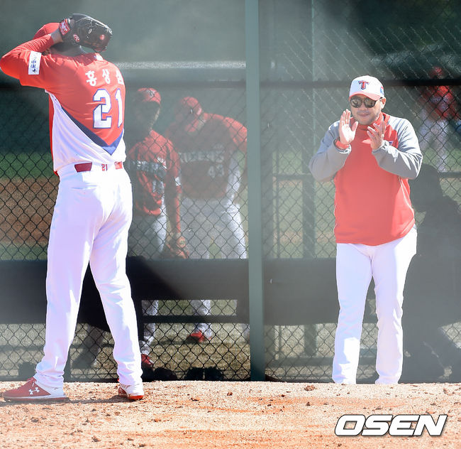 서재응 코치가 홍상삼을 독려하고 있다. / soul1014@osen.co.kr