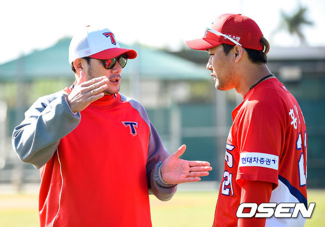 서재응 코치와 홍상삼이 이야기를 나누고 있다. / soul1014@osen.co.kr