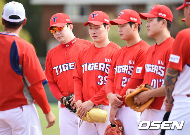 KIA 양현종이 후배 투수들과 함께 코치진의 이야기를 듣고 있다. / soul1014@osen.co.kr