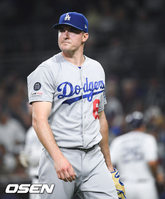 1회말 3실점 역전 허용한 다저스 선발투수 스트리플링이 아쉬워하며 더그아웃으로 들어가고 있다. / soul1014@osen.co.kr