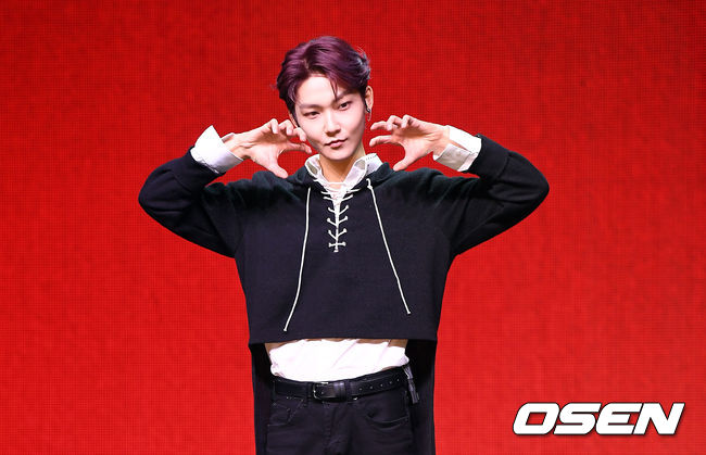더보이즈 케빈이 포토타임을 갖고 있다. /youngrae@osen.co.kr