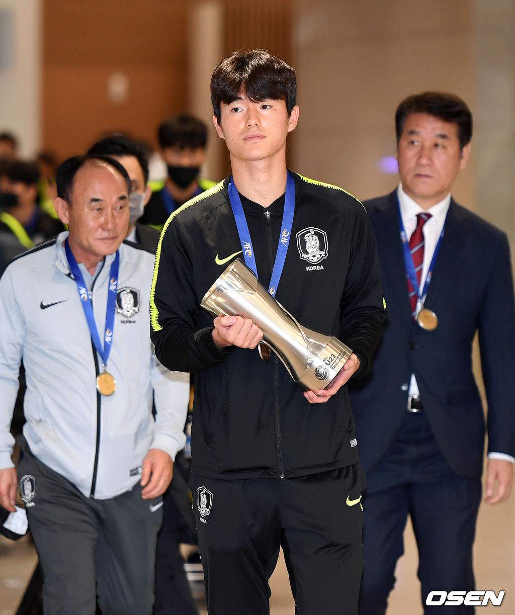 한국은 4번째 도전 끝에 AFC U-23 챔피언십 우승을 차지했다. 또한, 2020년 도쿄올림픽 축구 예선도 전체 1위로 통과했다. 토너먼트 방식으로 진행된 올림픽 예선에서 우승한 것은 1996년 애틀란타 대회 이후 24년 만이다.대표팀 이상민이 우승 트로피를 들고 입국장을 나가고 있다. /sunday@osen.co.kr