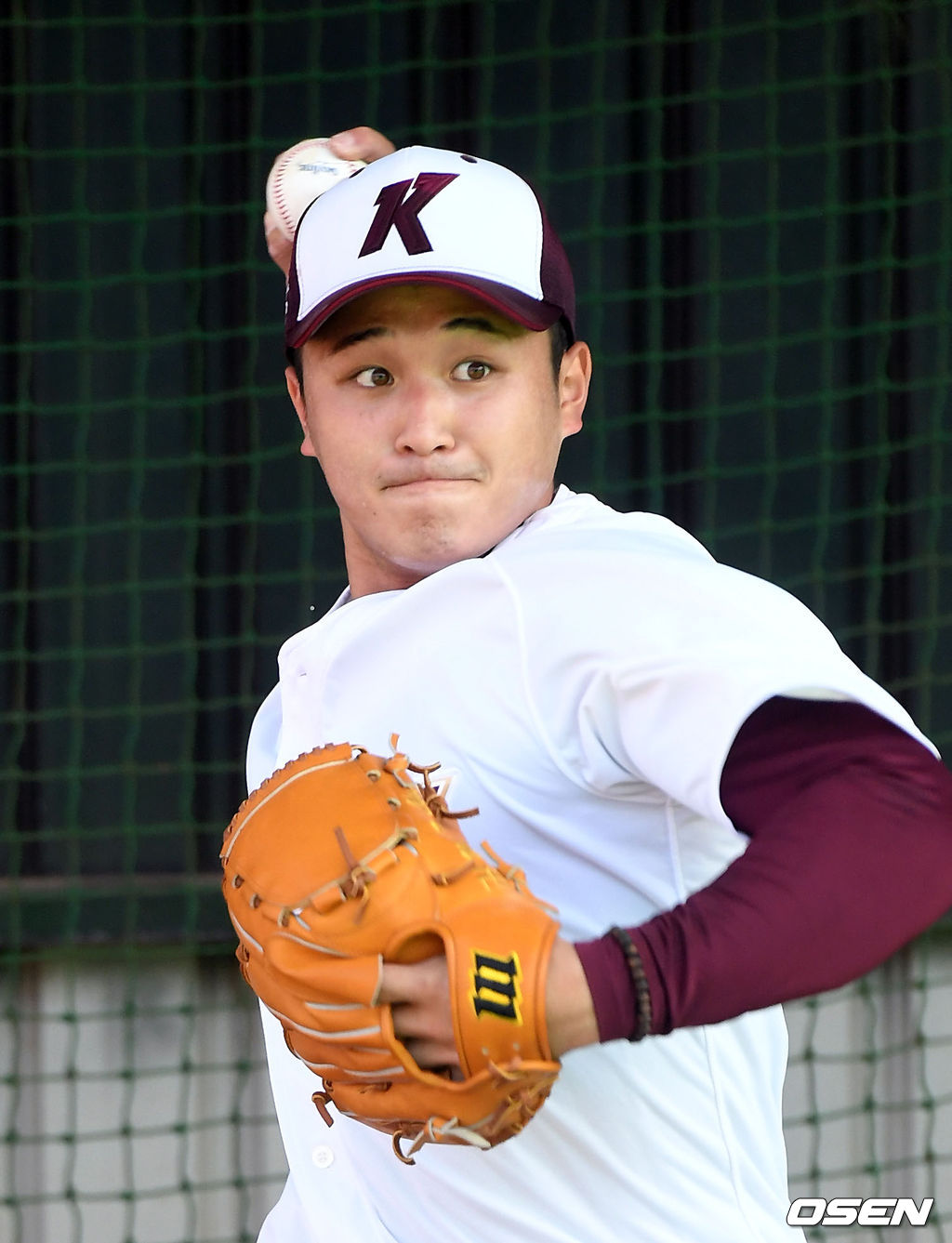 손혁 감독으로 수장이 바뀐 키움 히어로즈가 2019년 준우승의 아쉬움을 뒤로한 채 대만의 최남단 가오슝에서 구슬땀을 흘리고 있다.10일 최원태가 불펜 피칭을 하고 있다. 최원태는 2019 시즌 11승을 거두었다./spjj@osen.co.kr