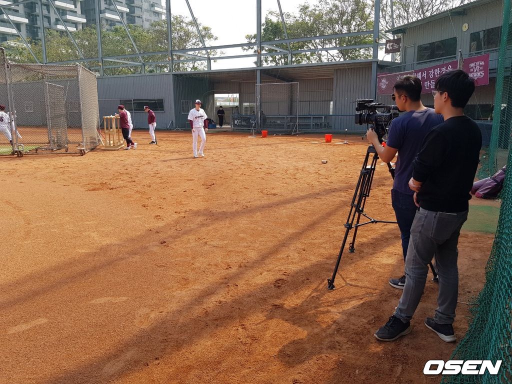키움 히어로즈 스프링캠프를 취재중인 모모TV 취재진. /fpdlsl72556@osen.co.kr