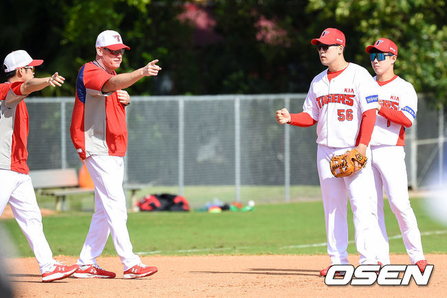 KIA 맷 윌리엄스 감독이 장영석에게 작전 지시를 하고 있다. / soul1014@osen.co.kr