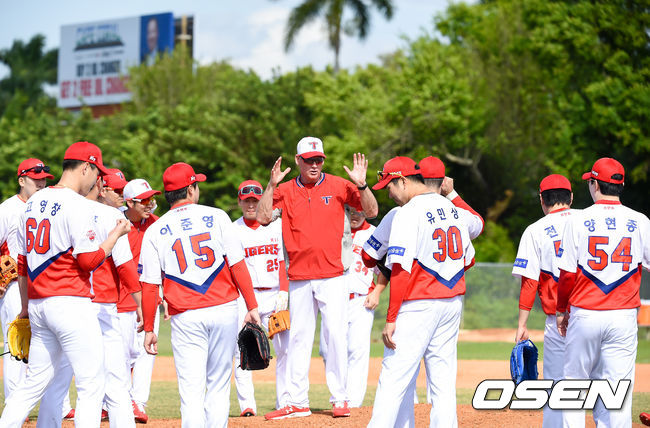 KIA 맷 윌리엄스 감독이 선수들에게 작전 지시를 하고 있다. / soul1014@osen.co.kr